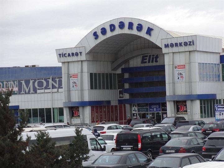 В Азербайджане предпринимателям и продавцам запрещено входить в ТЦ "Садарак" без медицинских масок