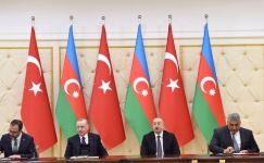 Azerbaijan, Turkey sign bilateral documents (PHOTO)
