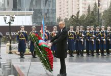 Президент Ильхам Алиев и Первая леди Мехрибан Алиева приняли участие в церемонии почтения памяти жертв Ходжалинского геноцида (ФОТО)