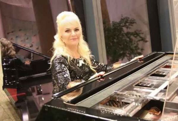 "Принцесса фортепиано" из Франции учит азербайджанцев