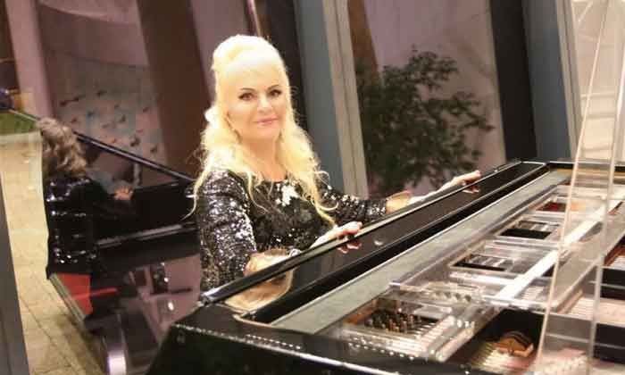 "Принцесса фортепиано" из Франции учит азербайджанцев