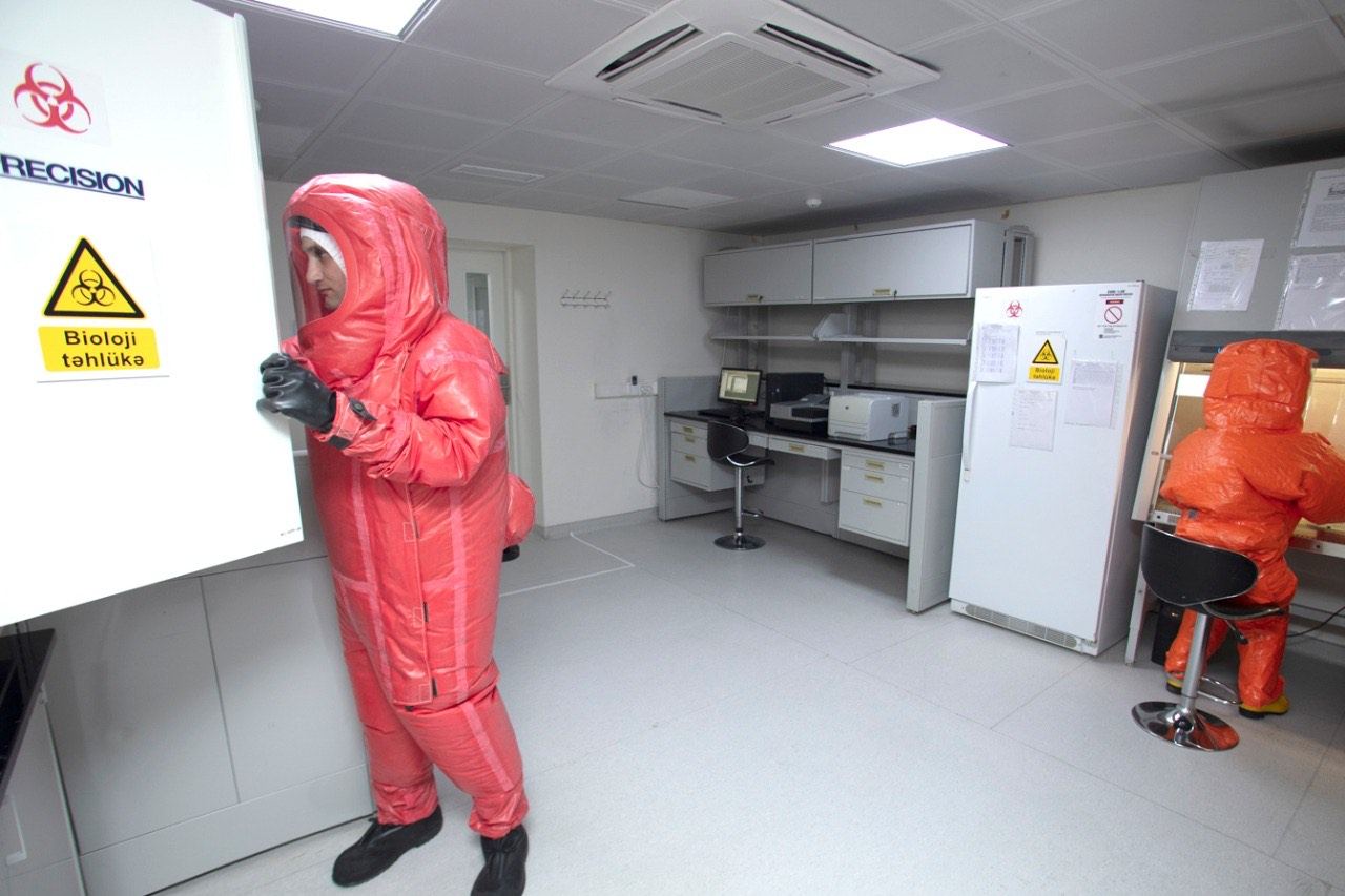 AQTA-nın laboratoriyaları koronavirusla bağlı xüsusi hazırlıq vəziyyətinə gətirilib (FOTO) - Gallery Image