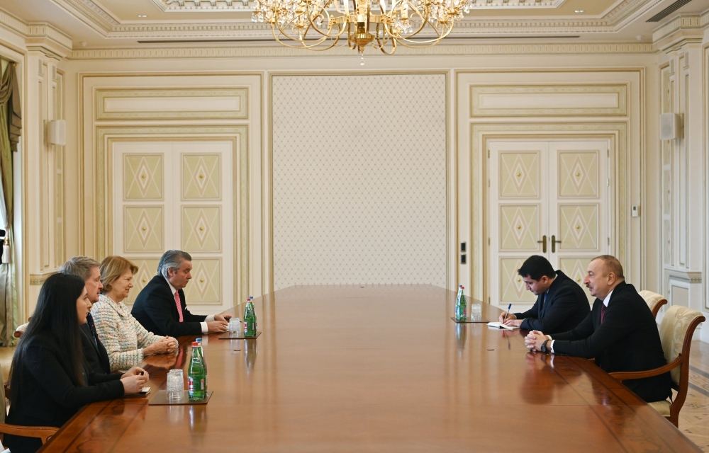 Президент Ильхам Алиев принял делегацию во главе с торговым посланником премьер-министра Великобритании по Азербайджану (ФОТО) (версия 2)