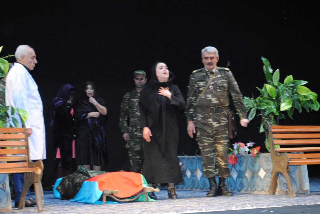 Sumqayıt Teatrı Xocalı soyqırımına həsr olunmuş “Vicdanın hökmü” tamaşasını nümayiş etdirdi (FOTO)