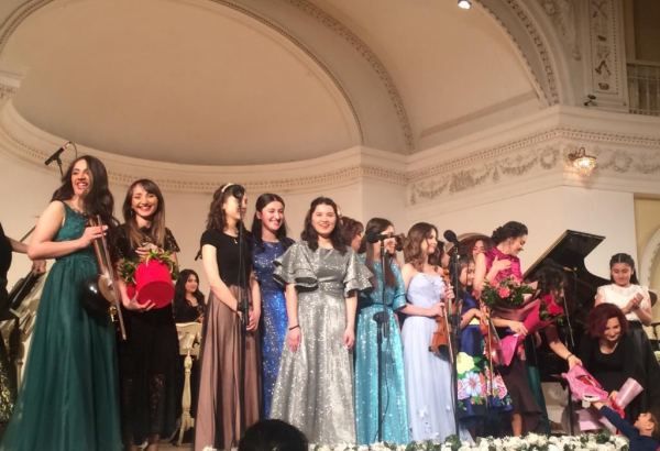 Улыбки на лицах прекрасных дам – праздник в Баку (ФОТО)