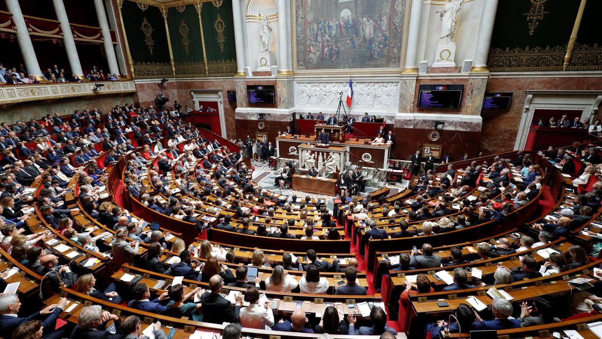 Депутаты отклонили вынесенный правой оппозицией вотум недоверия правительству Франции