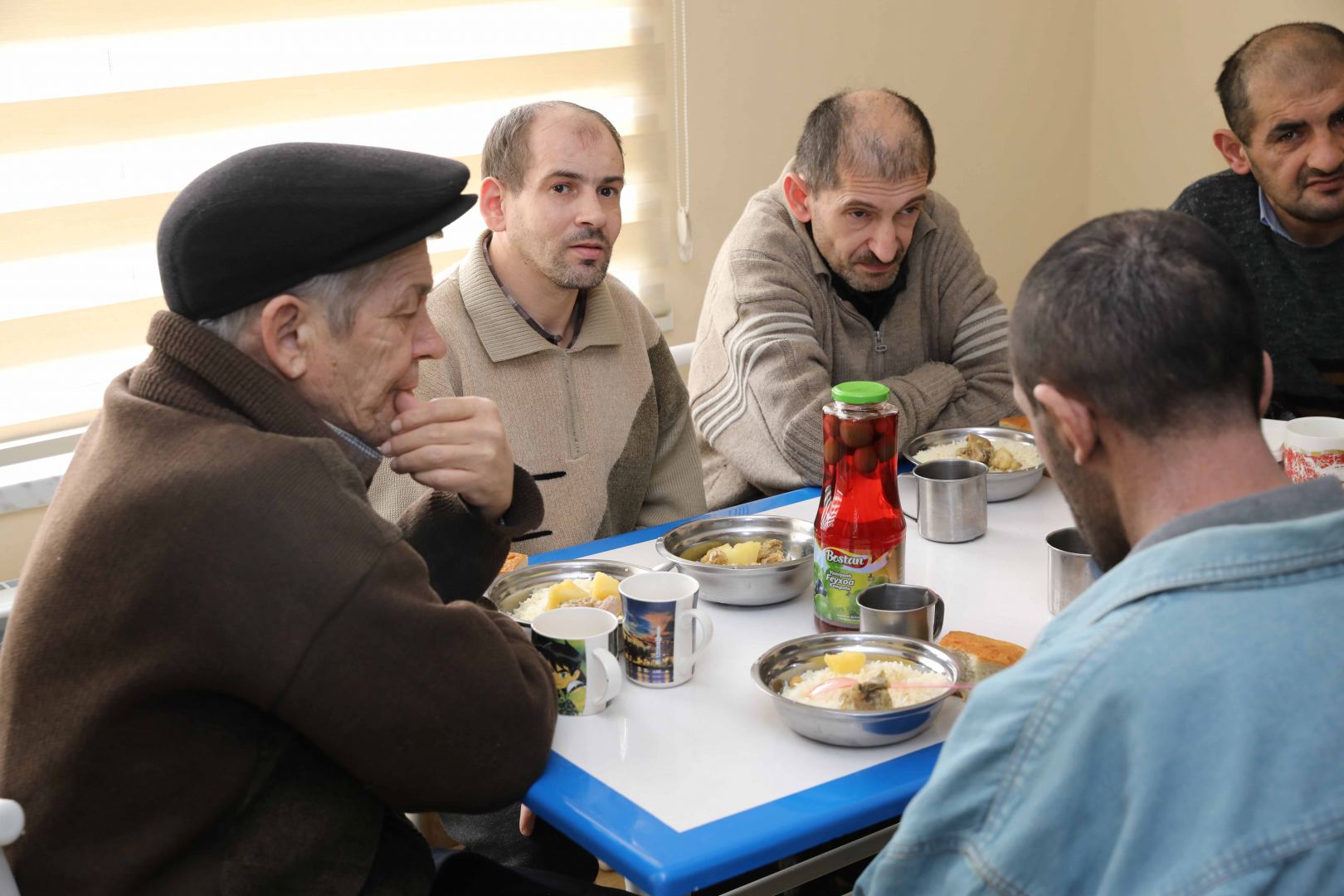 “Azərsun Holdinq” kollektivi sosial qayğıya ehtiyacı olan insanları ziyarət edib (FOTO)
