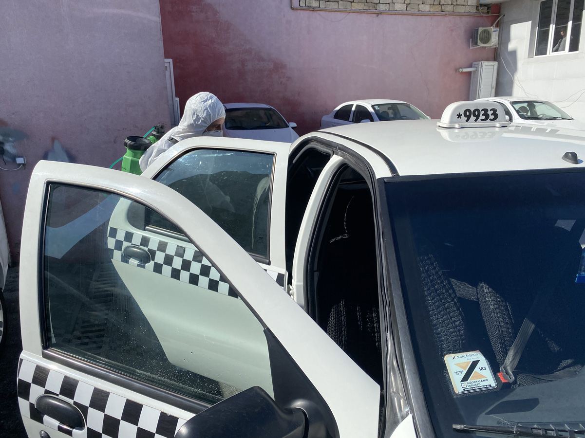 В Баку дезинфицируются такси (ФОТО)