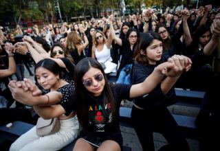 В Мехико десятки тысяч людей вышли на марш против насилия в отношении женщин
