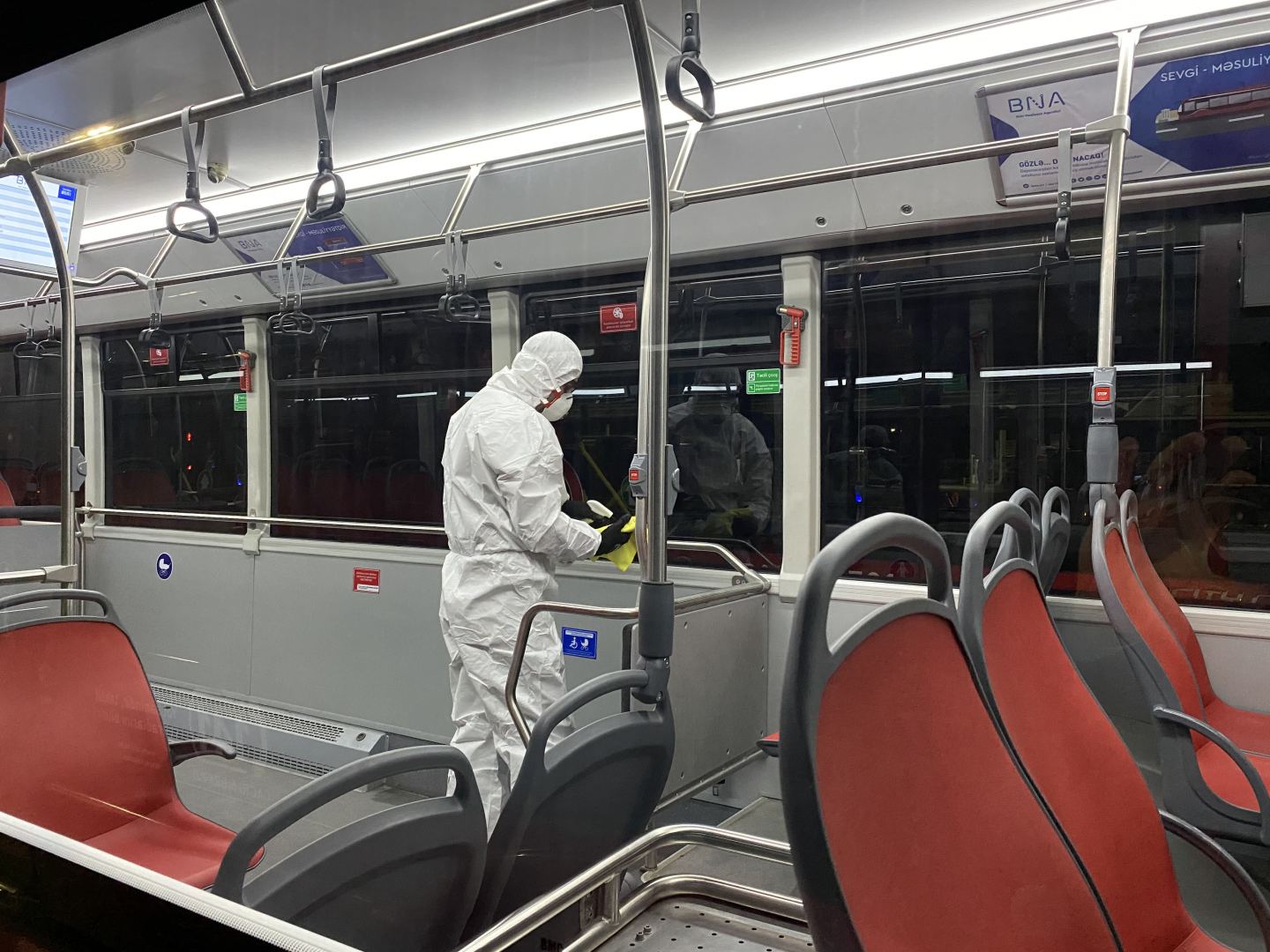 В общественном транспорте продолжаются дезинфекционные меры против коронавируса (ФОТО)