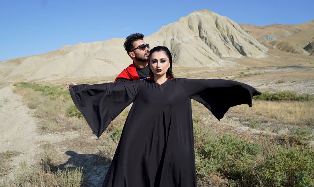 Не все готовы к такому тотальному освобождению… Черные шипы азербайджанской певицы (ВИДЕО, ФОТО)