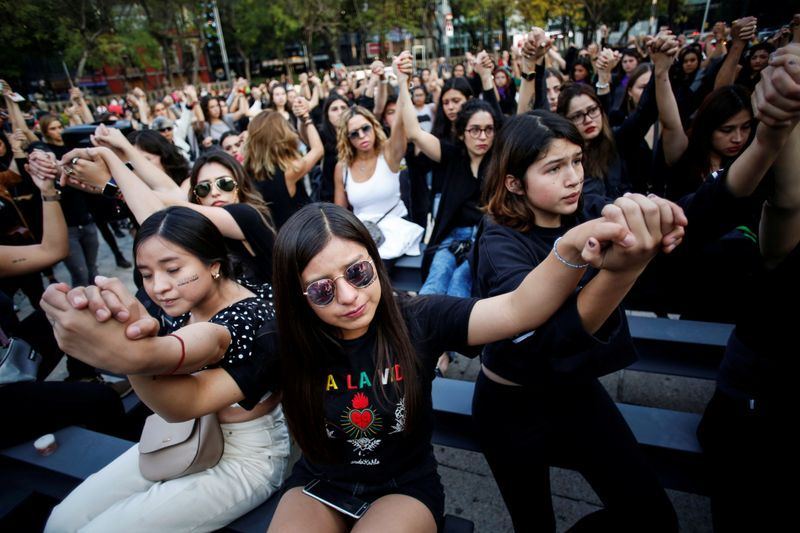 В Мехико десятки тысяч людей вышли на марш против насилия в отношении женщин