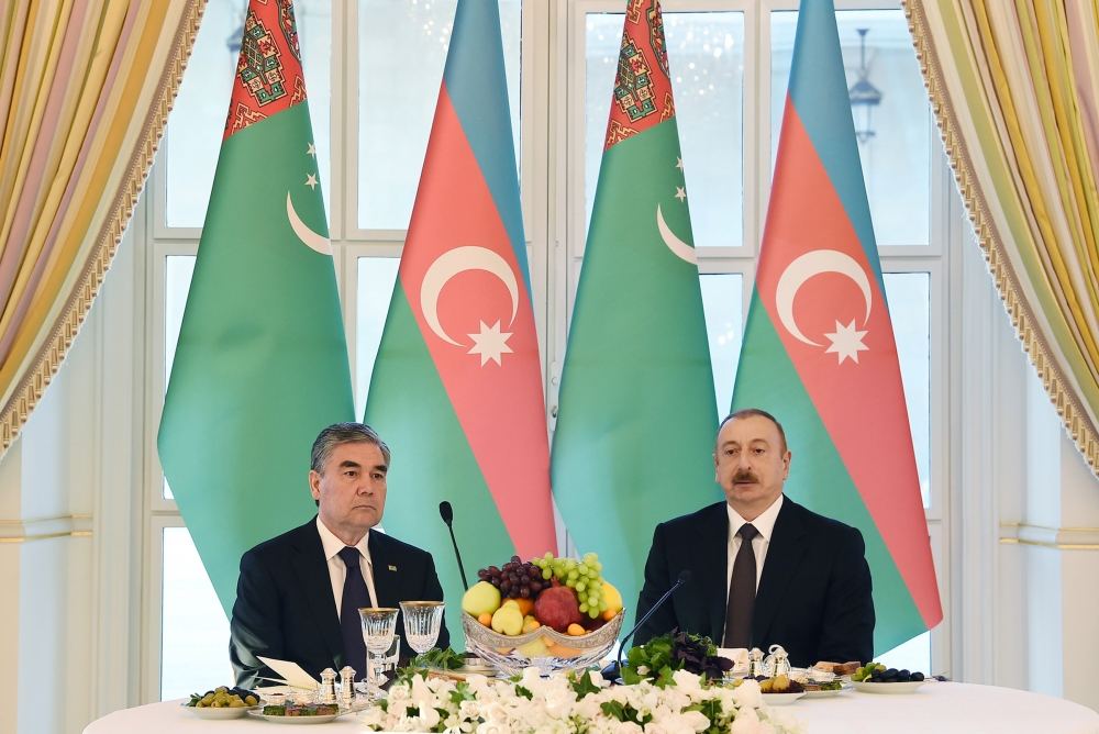 От имени Президента Ильхама Алиева был дан официальный прием в честь Президента Туркменистана Гурбангулы Бердымухамедова