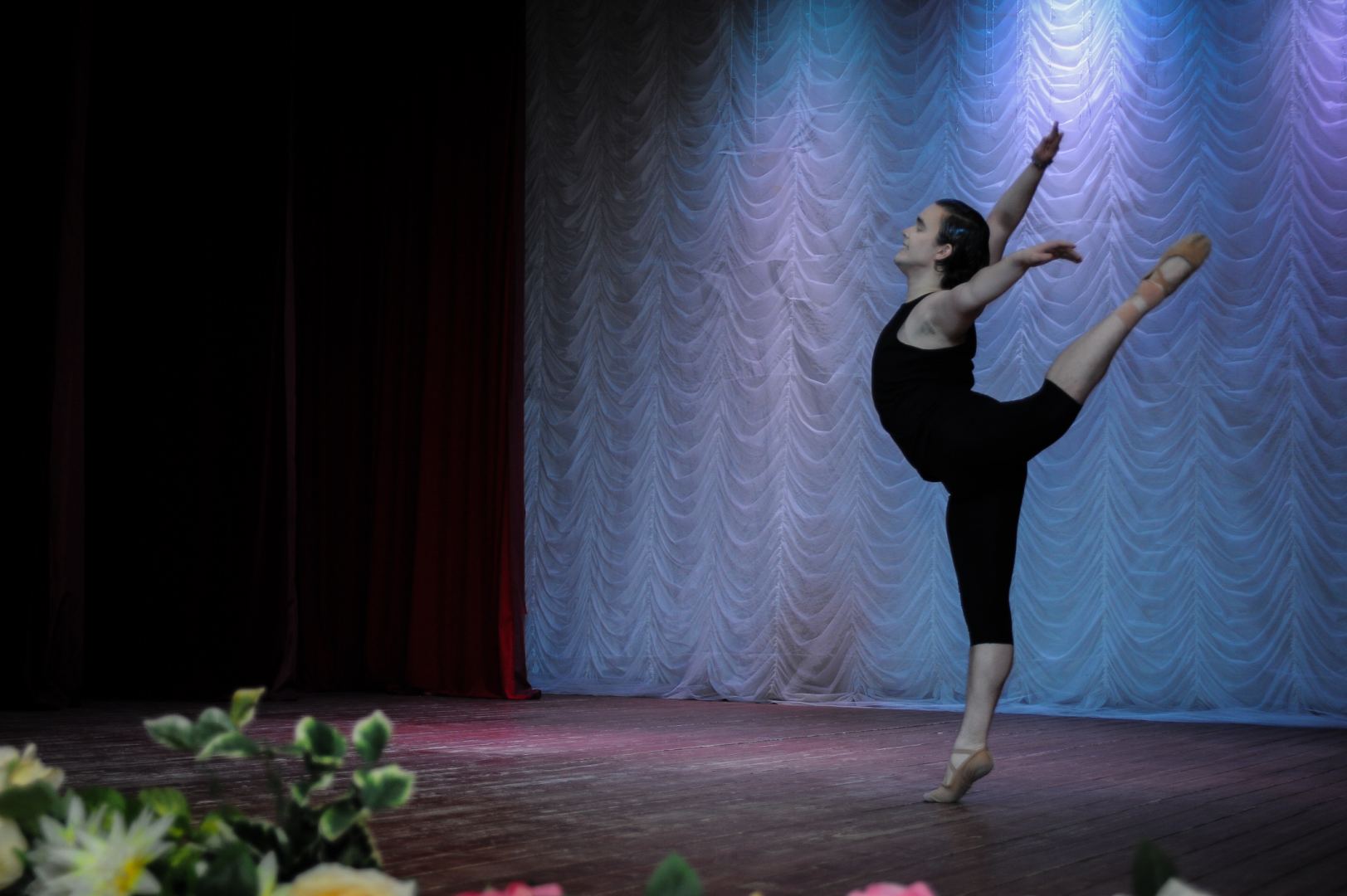 Азербайджанский танцор организовал праздник для детей России (ФОТО)