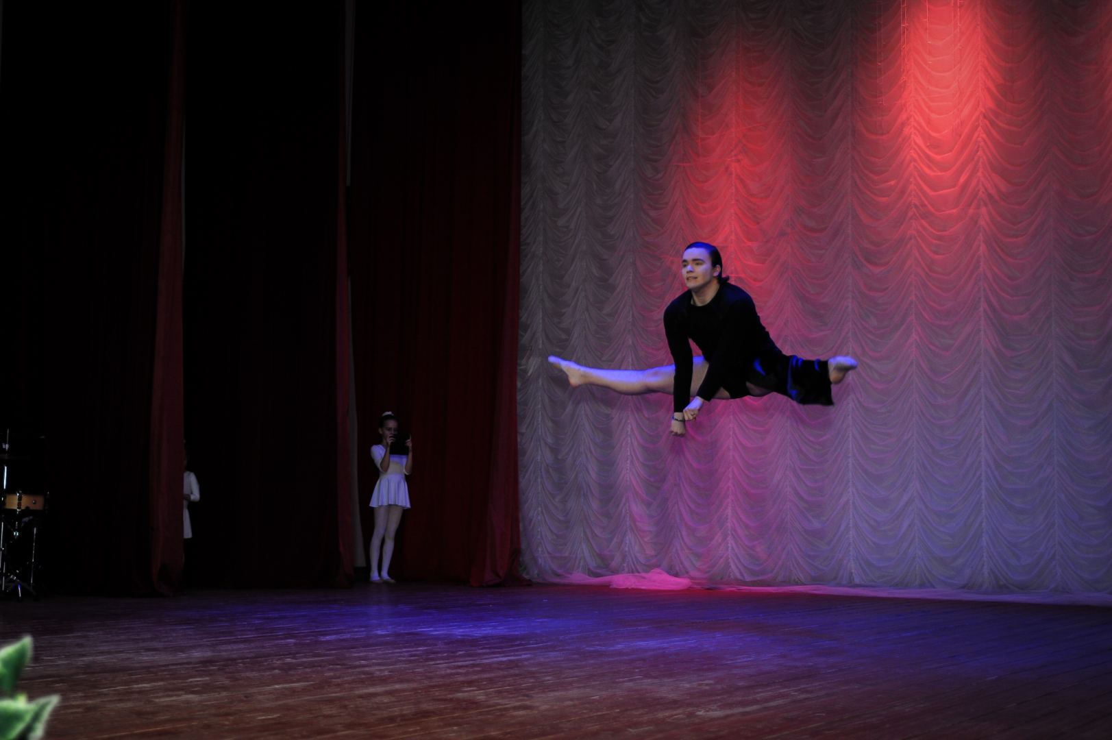 Азербайджанский танцор организовал праздник для детей России (ФОТО)