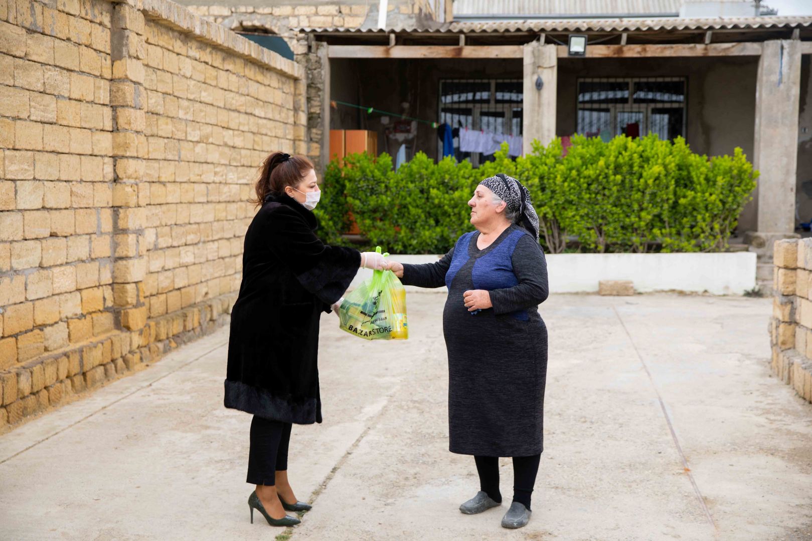 “Azersun Holding” risk qrupuna aid olan yaşlı insanları evlərində ziyarət edib (FOTO)