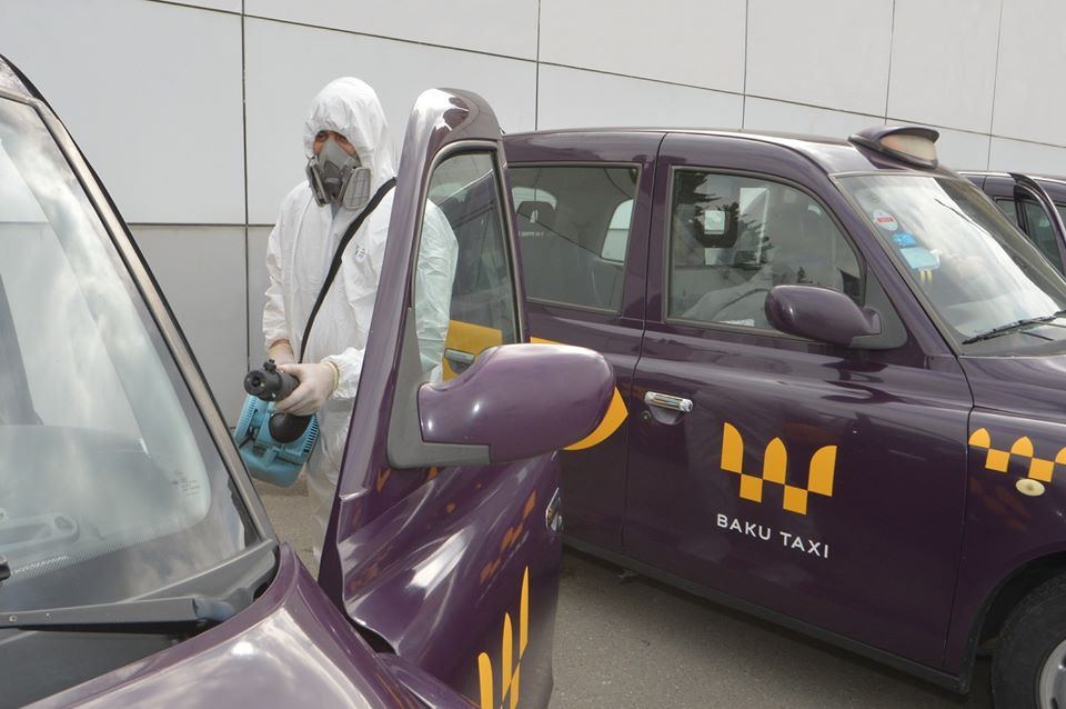 В Баку дезинфицируются такси (ФOTO)
