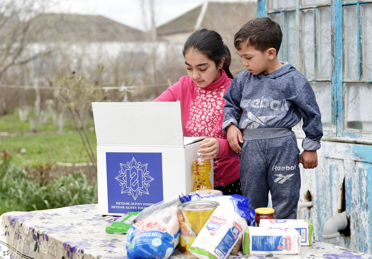 Фонд Гейдара Алиева раздал малообеспеченным семьям подарки по случаю праздника Новруз (ФОТО)