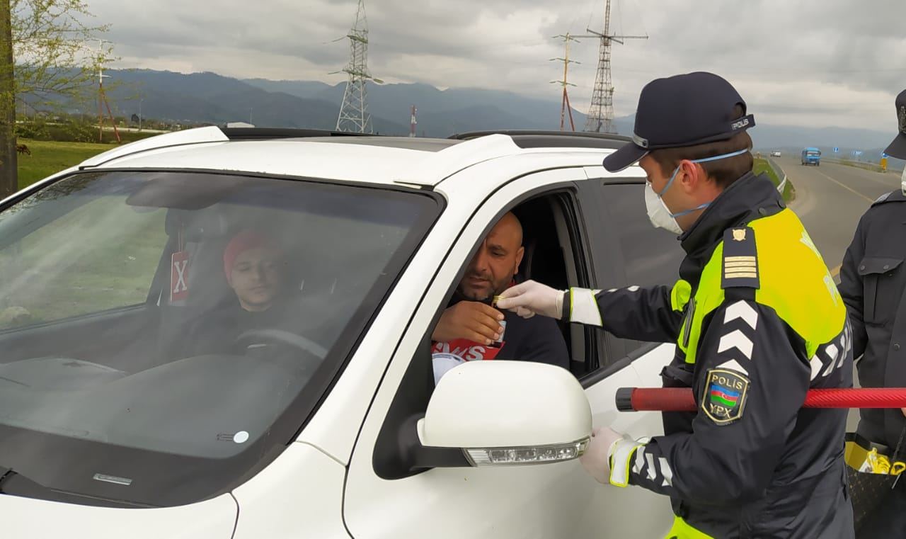 Astarada polis 200-ə yaxın sürücüyə tibbi spirt və maska payladı (FOTO) - Gallery Image