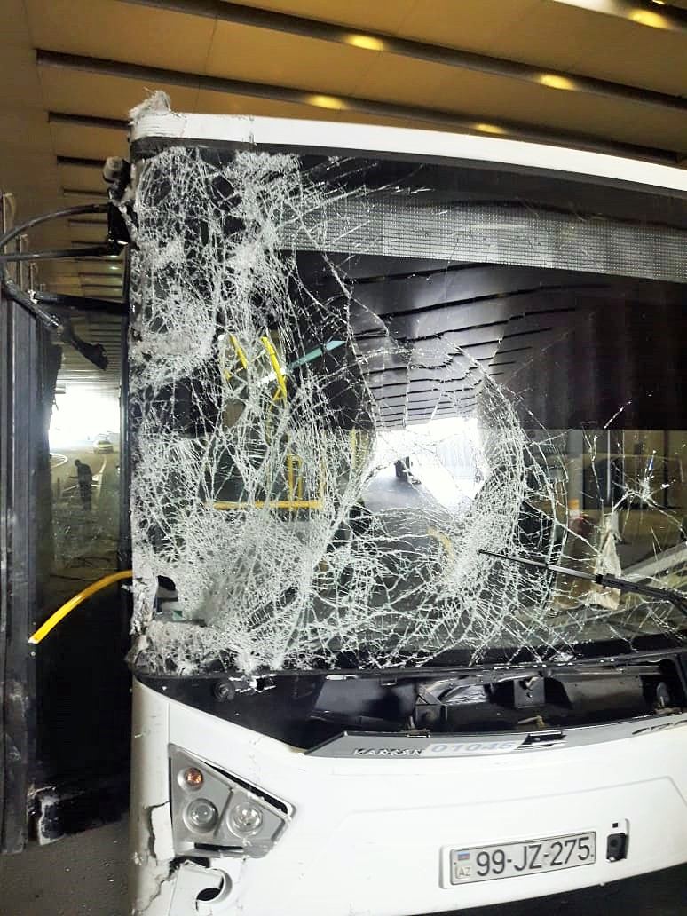 Bakıda avtobus qəzası nəticəsində yola dəyən ziyan aradan qaldırılır (FOTO)