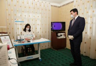 Глава ИВ Хачмазского района Эльнур Рзаев выразил поддержку деятельности портной, которая оказывает образцовые услуги в борьбе с коронавирусом (ФОТО)