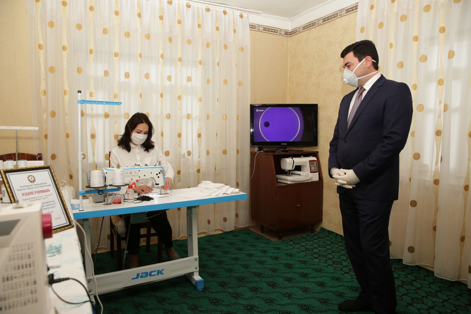 Глава ИВ Хачмазского района Эльнур Рзаев выразил поддержку деятельности портной, которая оказывает образцовые услуги в борьбе с коронавирусом (ФОТО)