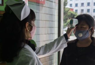 В КНДР за сутки выявили почти 100 тыс. человек с симптомами лихорадки