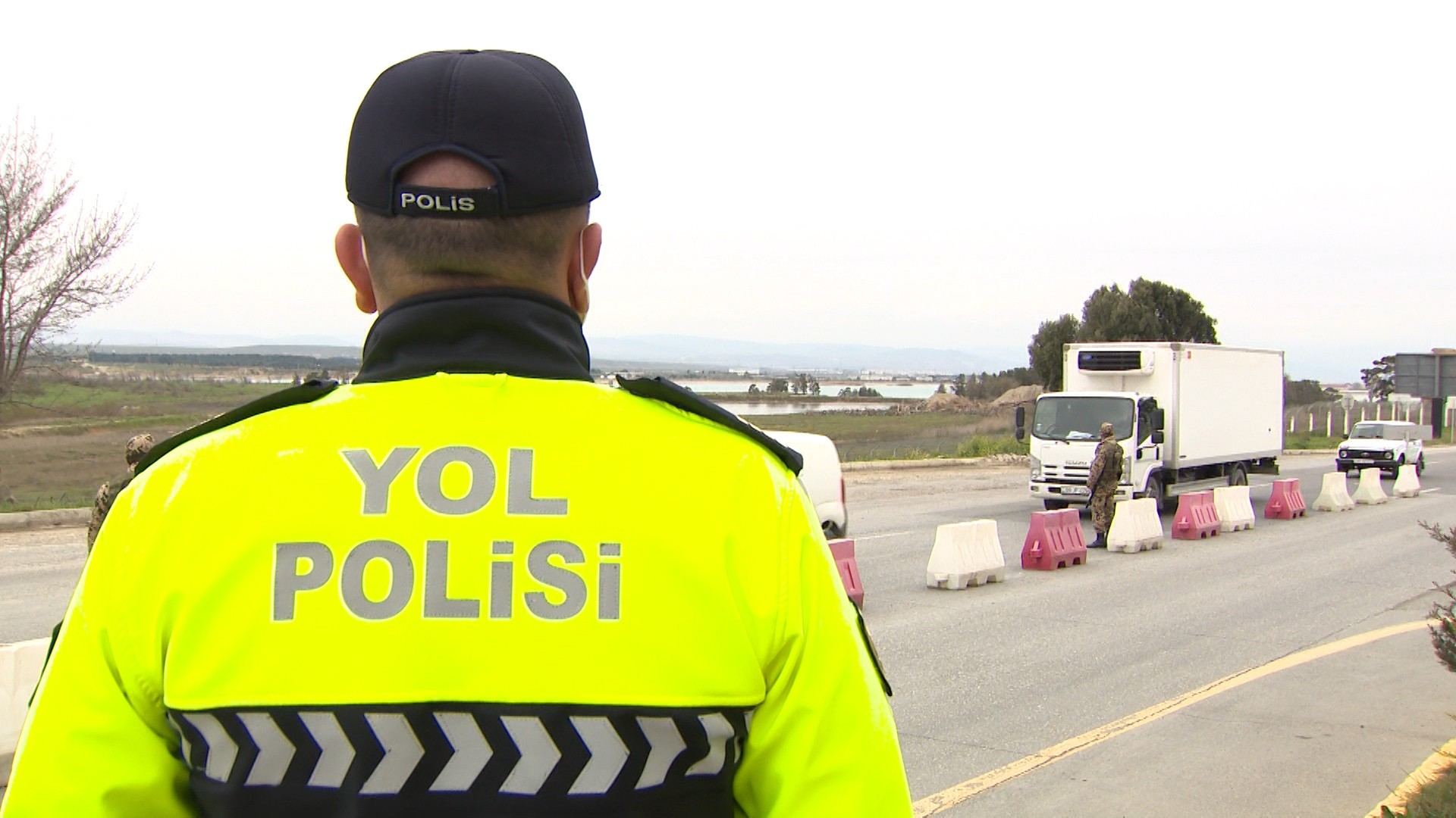 В Азербайджане с карантинных постов возвращены обратно 705 автомобилей - дорожная полиция