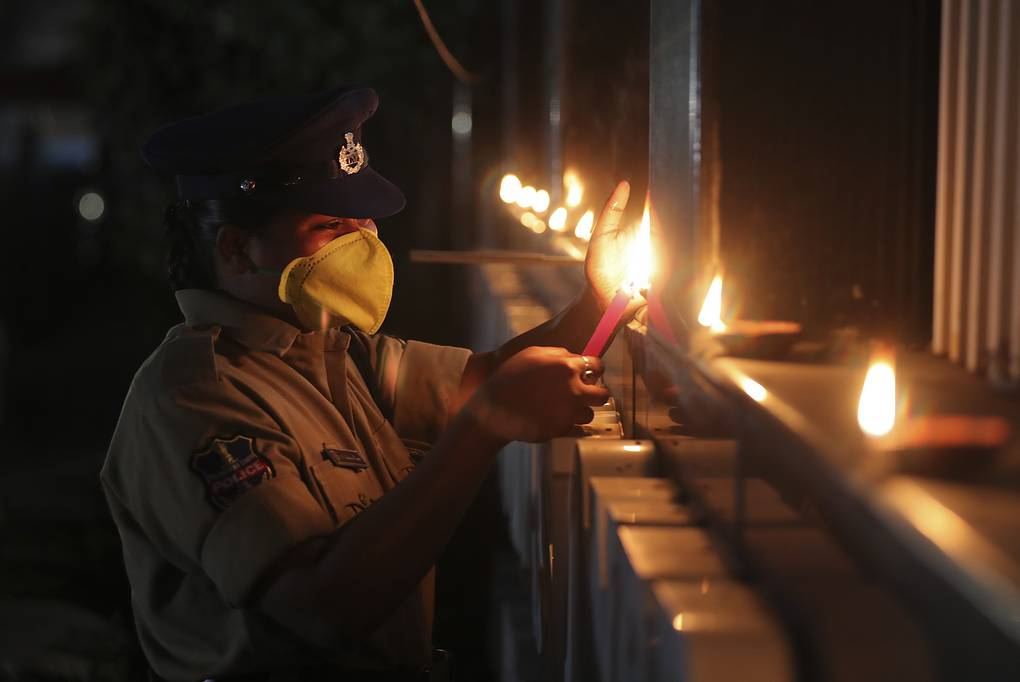 В Индии зажгли миллионы светильников в знак единства в борьбе с коронавирусом