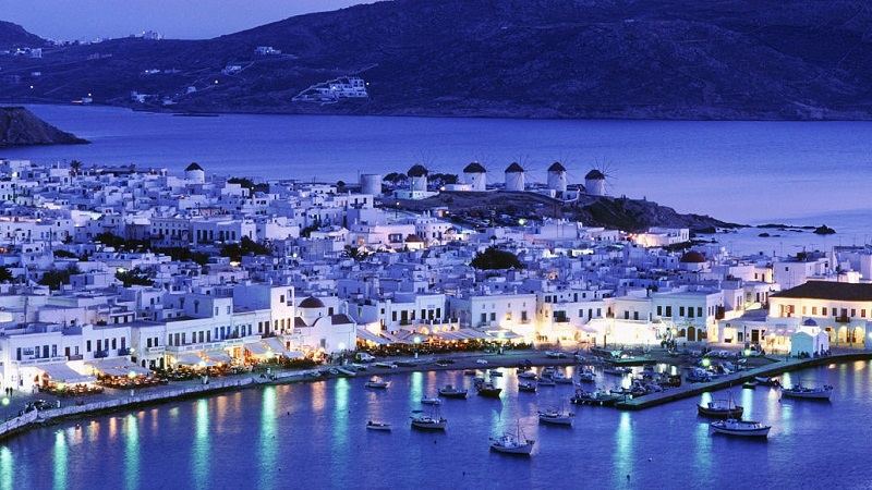 Власти Греции ввели запрет на вечерний выход из дома на острове Миконос
