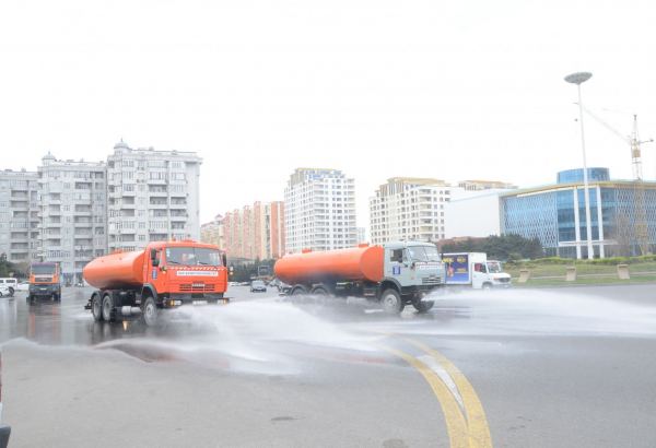 Продолжаются широкомасштабные работы по дезинфекции улиц и проспектов Баку (ФОТО)