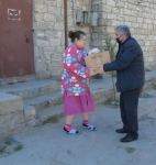 Xəzər rayonunda 65 yaşdan yuxarı tənha insanlara yardımlar davam etdirilir (FOTO)