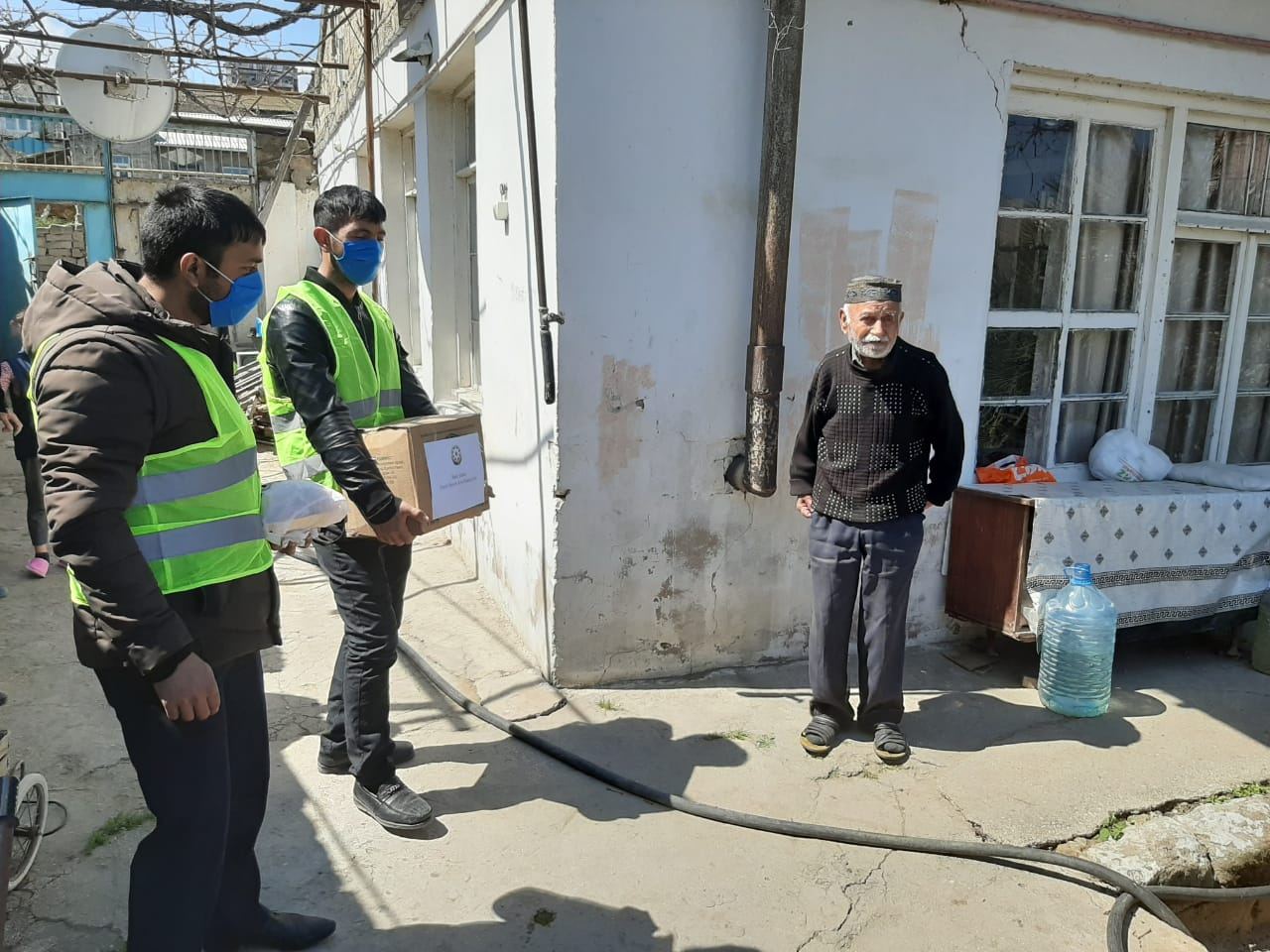 Xəzər rayonunda 65 yaşdan yuxarı tənha insanlara yardımlar davam etdirilir (FOTO)