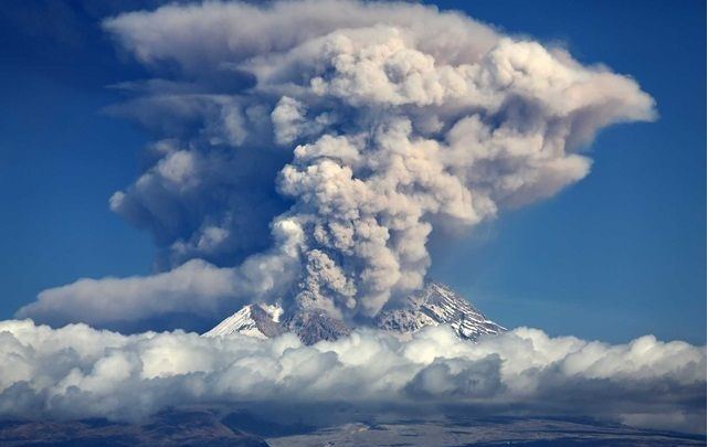 Вулкан Шивелуч на Камчатке выбросил столб пепла на высоту до 10 км