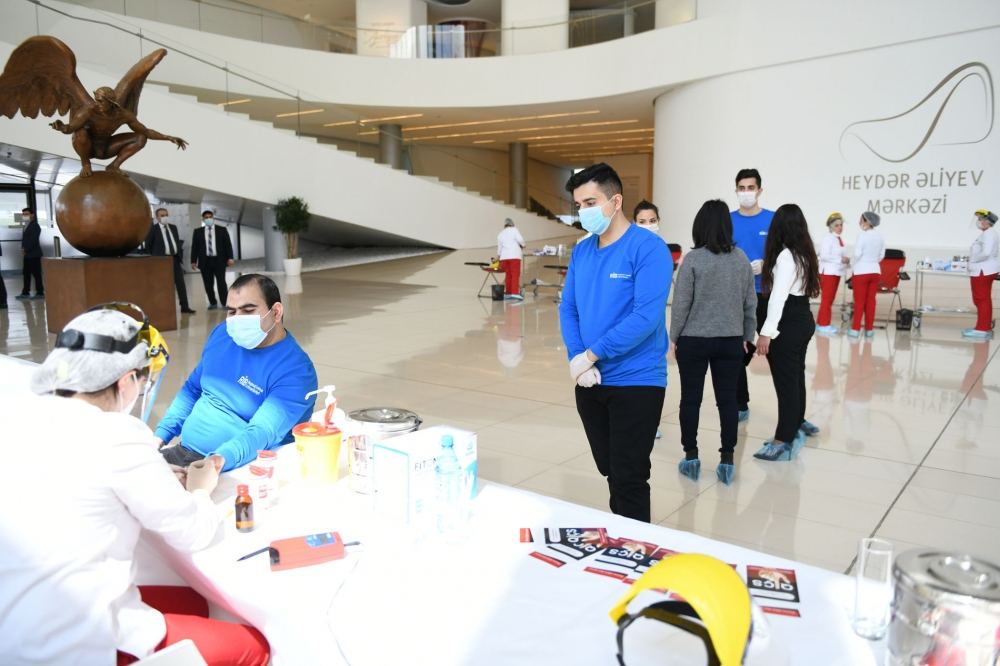 Сотрудники Фонда Гейдара Алиева и Центра Гейдара Алиева приняли участие в акции по сдаче крови (ФОТО)