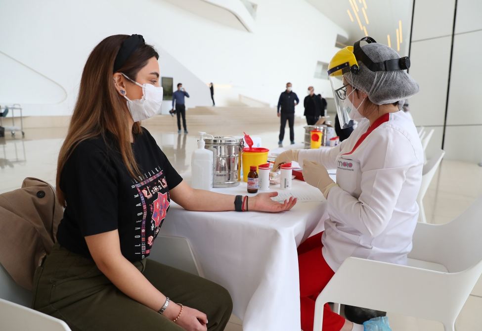 Сотрудники Фонда Гейдара Алиева и Центра Гейдара Алиева приняли участие в акции по сдаче крови (ФОТО) (версия 2)