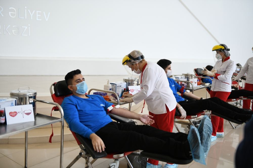 Сотрудники Фонда Гейдара Алиева и Центра Гейдара Алиева приняли участие в акции по сдаче крови (ФОТО)