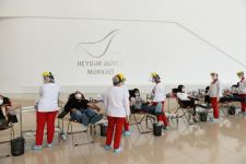 Сотрудники Фонда Гейдара Алиева и Центра Гейдара Алиева приняли участие в акции по сдаче крови (ФОТО) (версия 2)