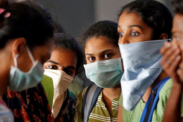 В Индии рекомендовали носить защитные маски дома