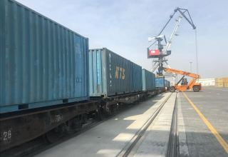 В Бакинском порту впервые осуществлена контейнерная перевозка сыпучих грузов (ФОТО)