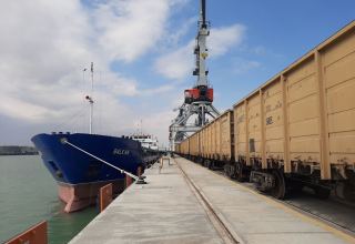 Çindən Türkiyəyə gedən yük qatarı Bakı limanından keçib