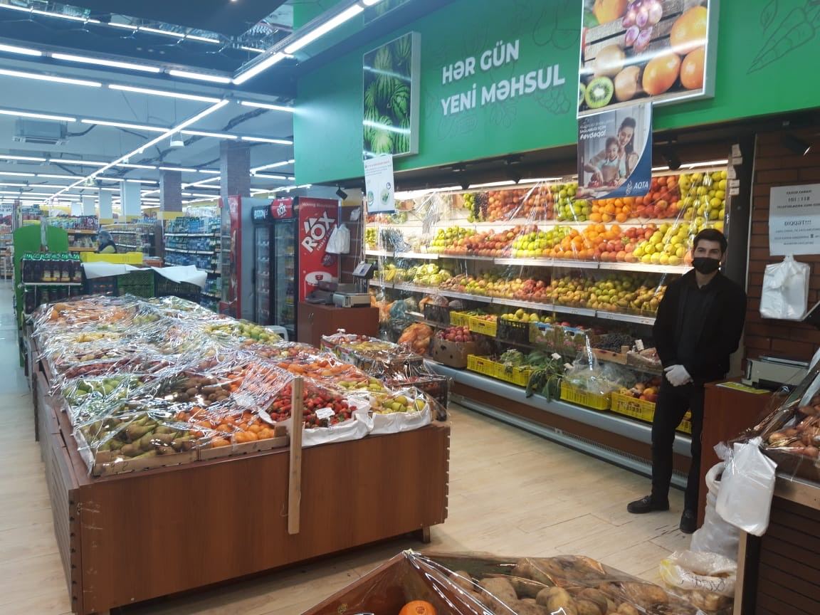 В Азербайджане в связи с режимом карантина продолжаются мониторинги в пунктах продажи продуктов питания (ФОТО)