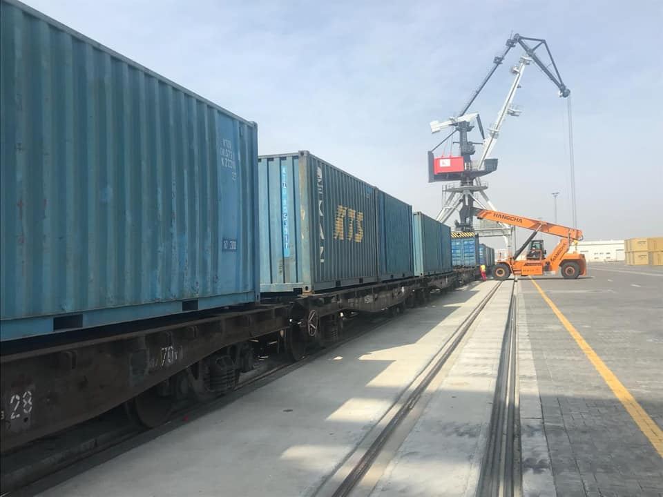 Bakı Limanında ilk dəfə olaraq karbamid konteyner vasitəsi ilə daşınıb (FOTO)