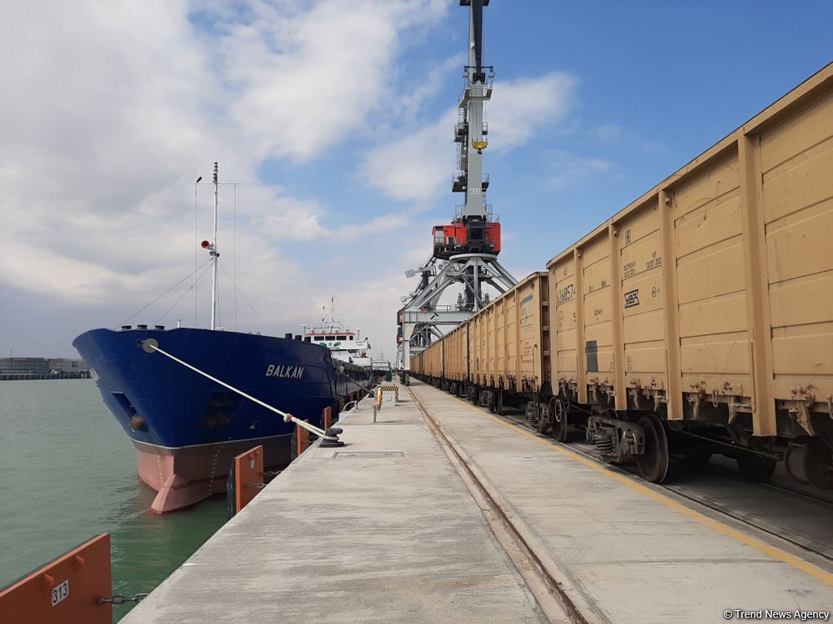 В Бакинском морском порту увеличился объем перевалки грузов
