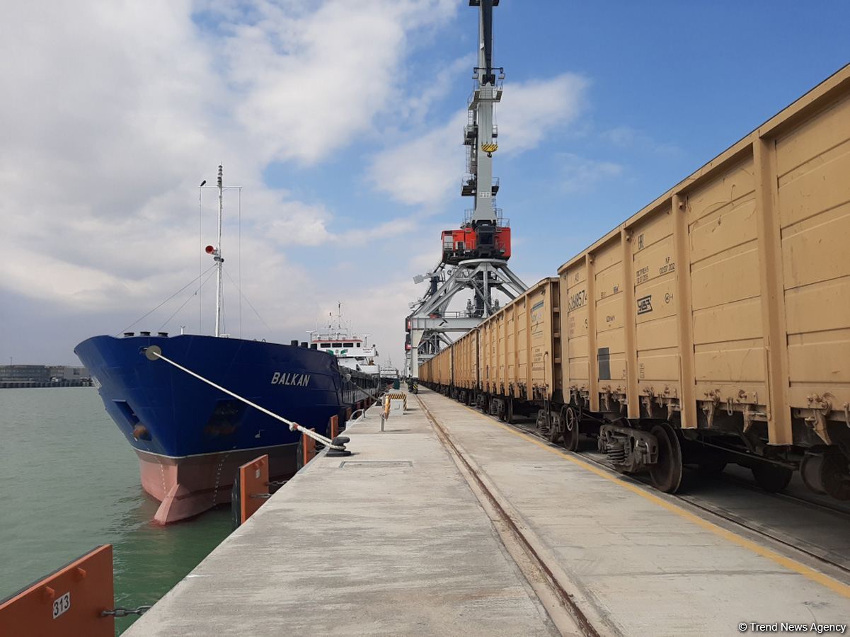 Azerbaijan starts using feeder vessels (PHOTO/VIDEO)