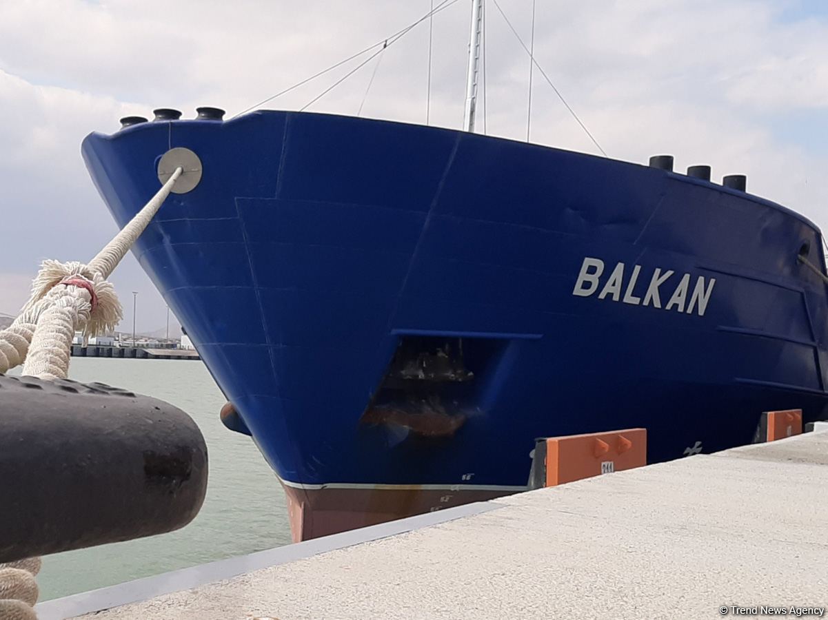 Azerbaijan starts using feeder vessels (PHOTO/VIDEO)