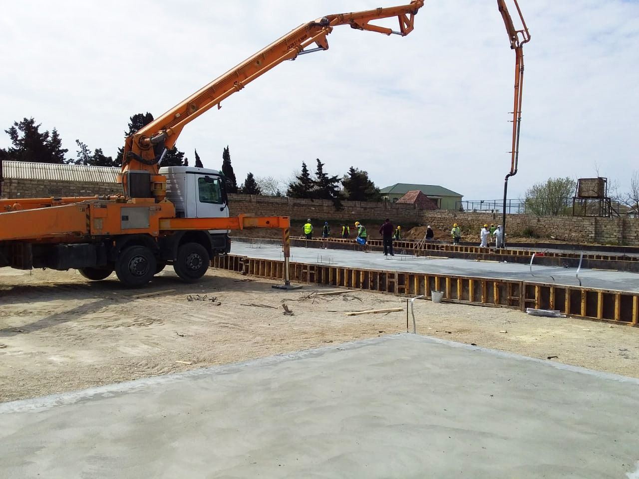 “Qazax Sement Zavodu” koronavirusla bağlı inşa olunan xəstəxanaları betonla təmin edir (FOTO)