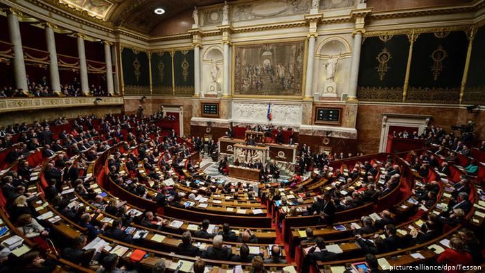 Национальное собрание Франции отвергло вотум недоверия премьер-министру