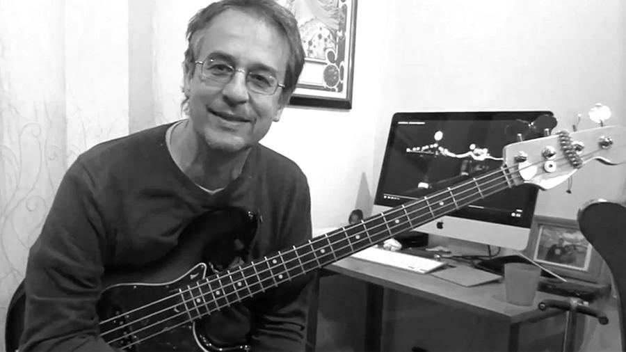 Игравший с Дэвидом Боуи бас-гитарист Мэтью Селигман умер от коронавируса