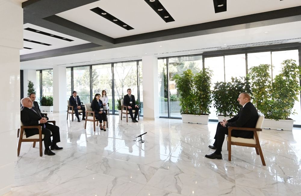 Президент Ильхам Алиев принял участие в открытии после реконструкции Главного управленческого, научно-образовательного и лабораторного комплекса ОАО «Азерэнержи» (ФОТО/ВИДЕО) (версия 2)